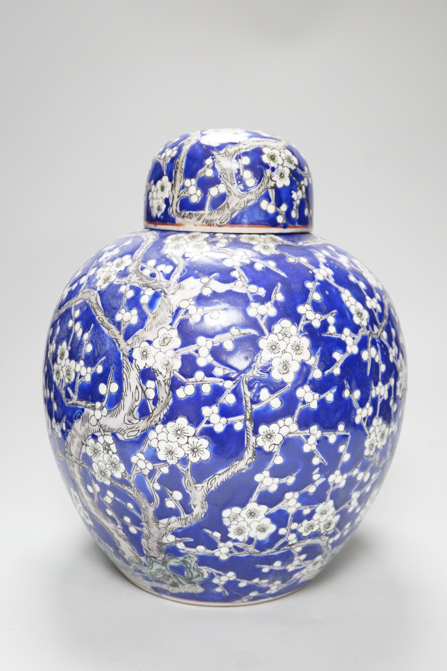 A large Chinese porcelain jar and cover, 31cm
